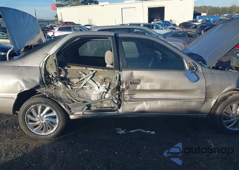 1998 Toyota Camry Le z USA, uszkodzony, nr VIN 4T1BG22K3WU319419